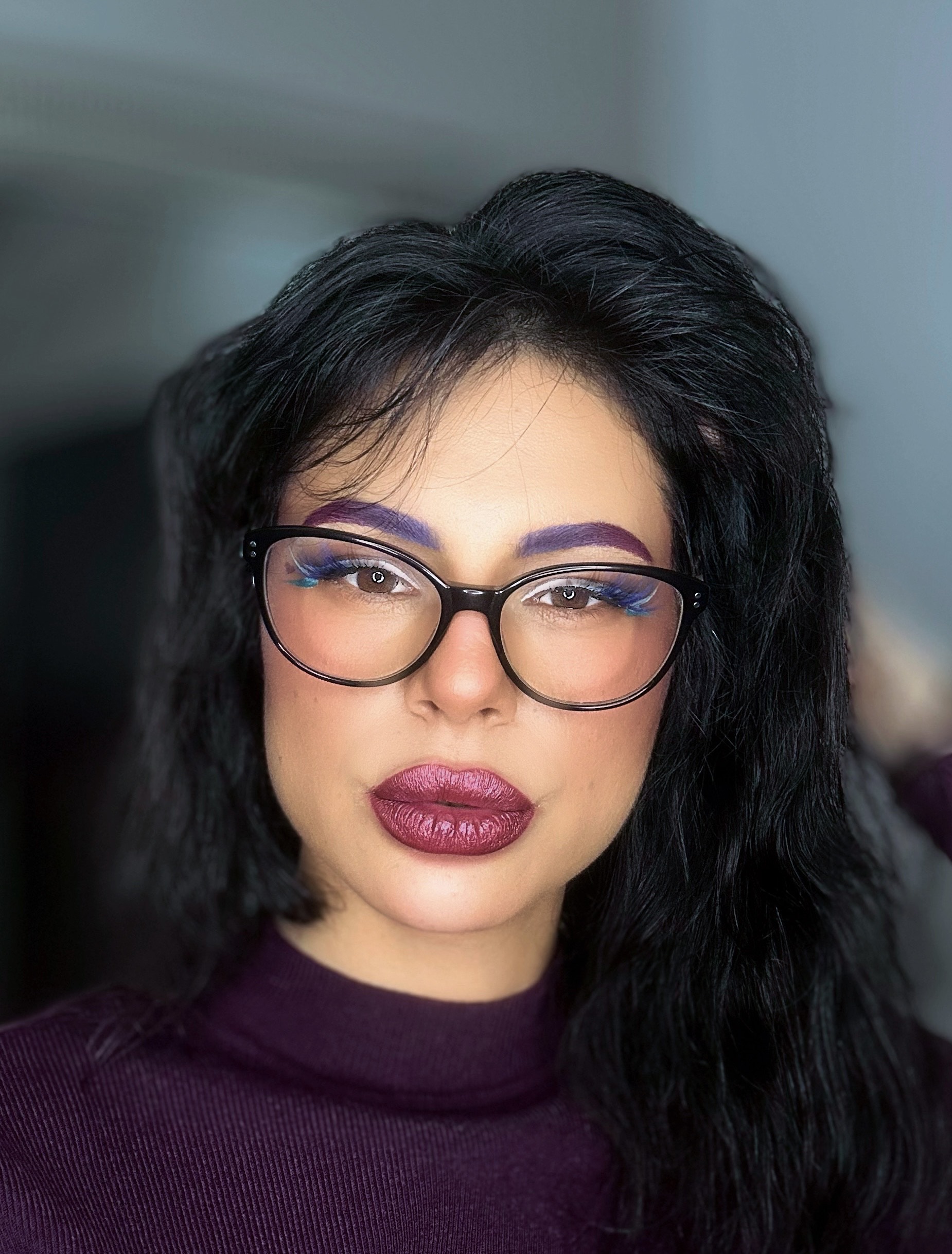 Porträt von Judita Kopecka Rusňáková mit ausdrucksstarkem kreativem Make-up.