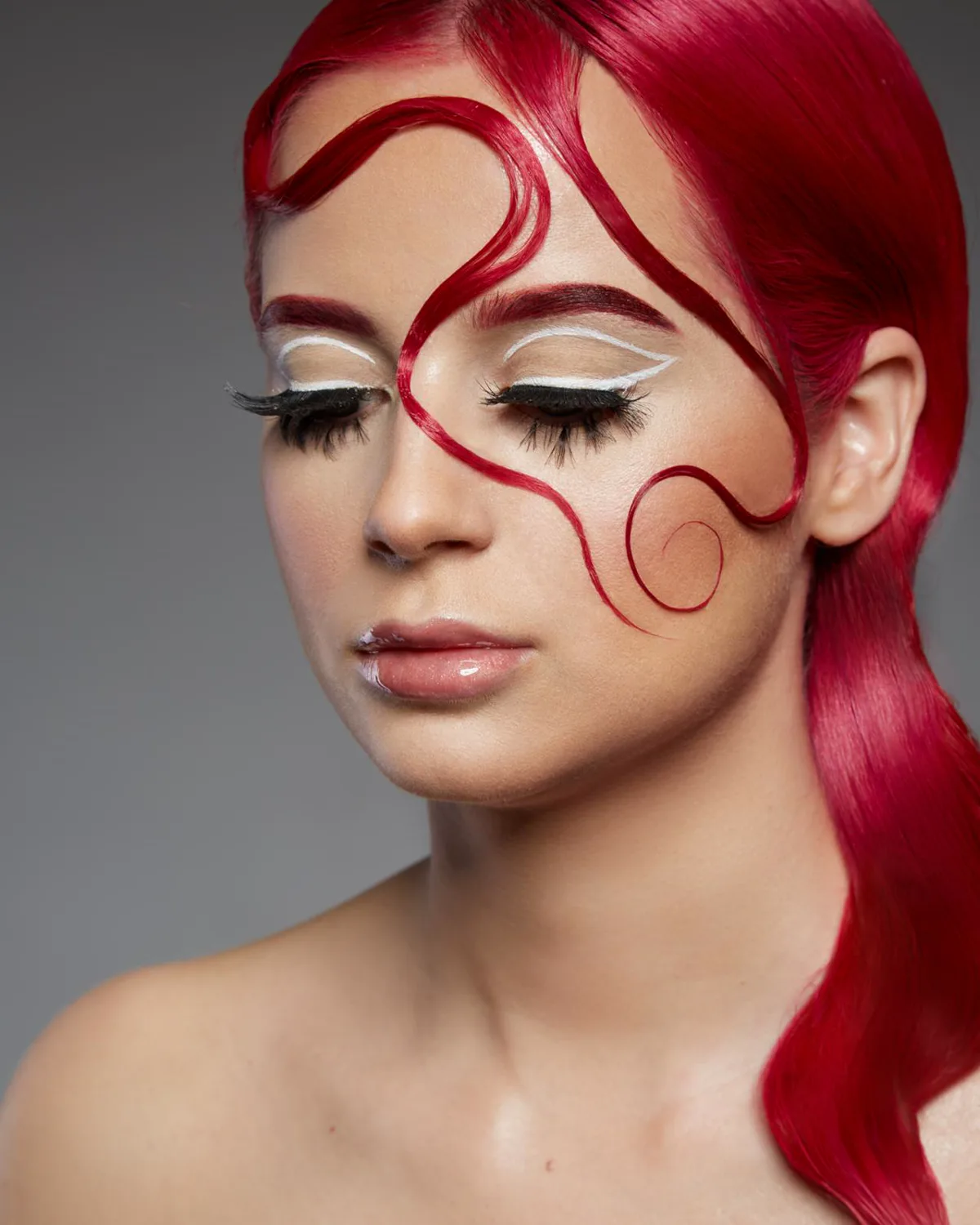 Kreatívny beauty look s červenými vlasmi a grafickou bielou linkou.