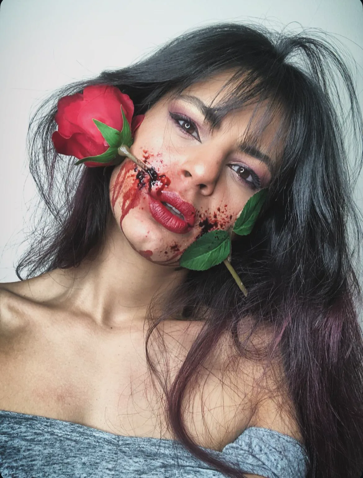 Kreatívne SFX líčenie s ružami a efektom poranenia na tvári.