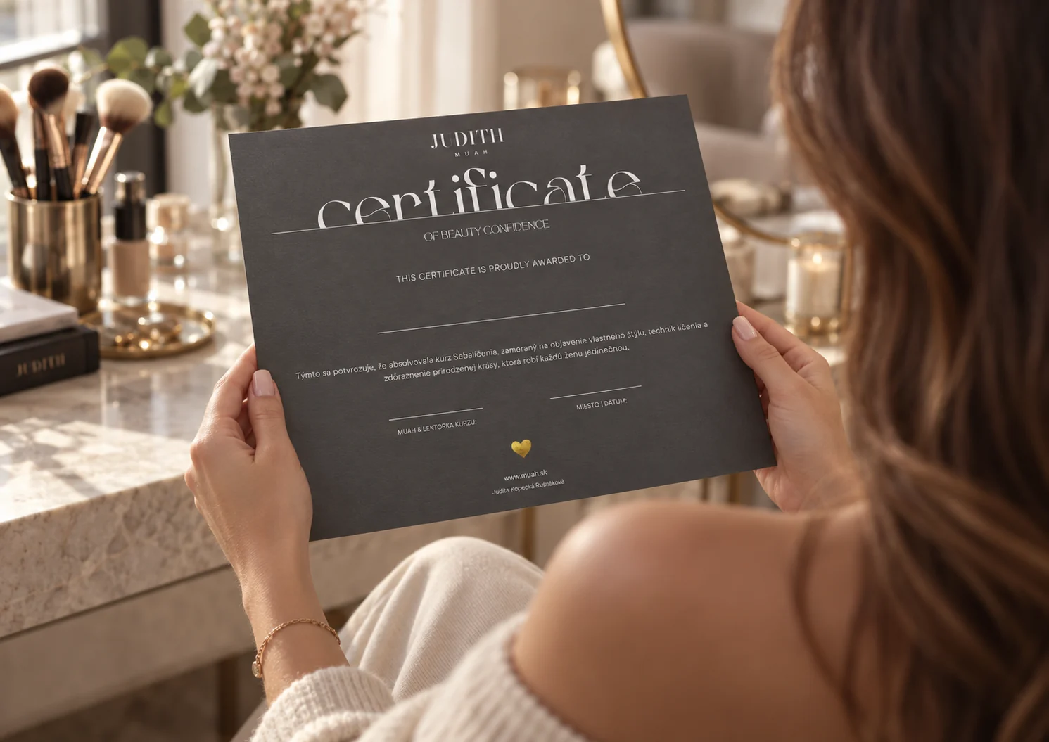 Клієнт дивиться на сертифікат Краси довір'я від JUDIT MUAA після курсу самообробки.