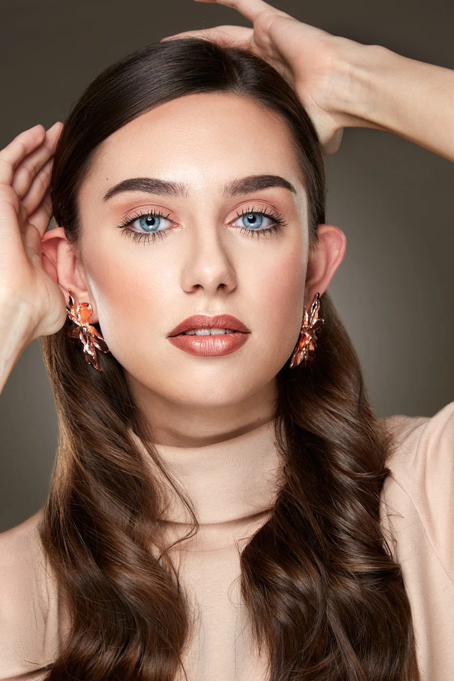 Modernes, glamouröses Make-up und glattes Haarstyling von JUDITH MUAH.