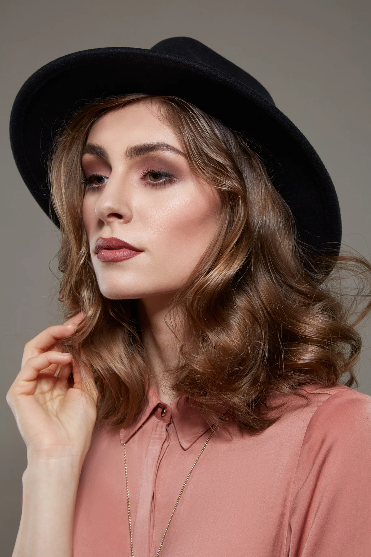 Elegantes Haarstyling und natürliches Make-up von JUDITH MUAH.