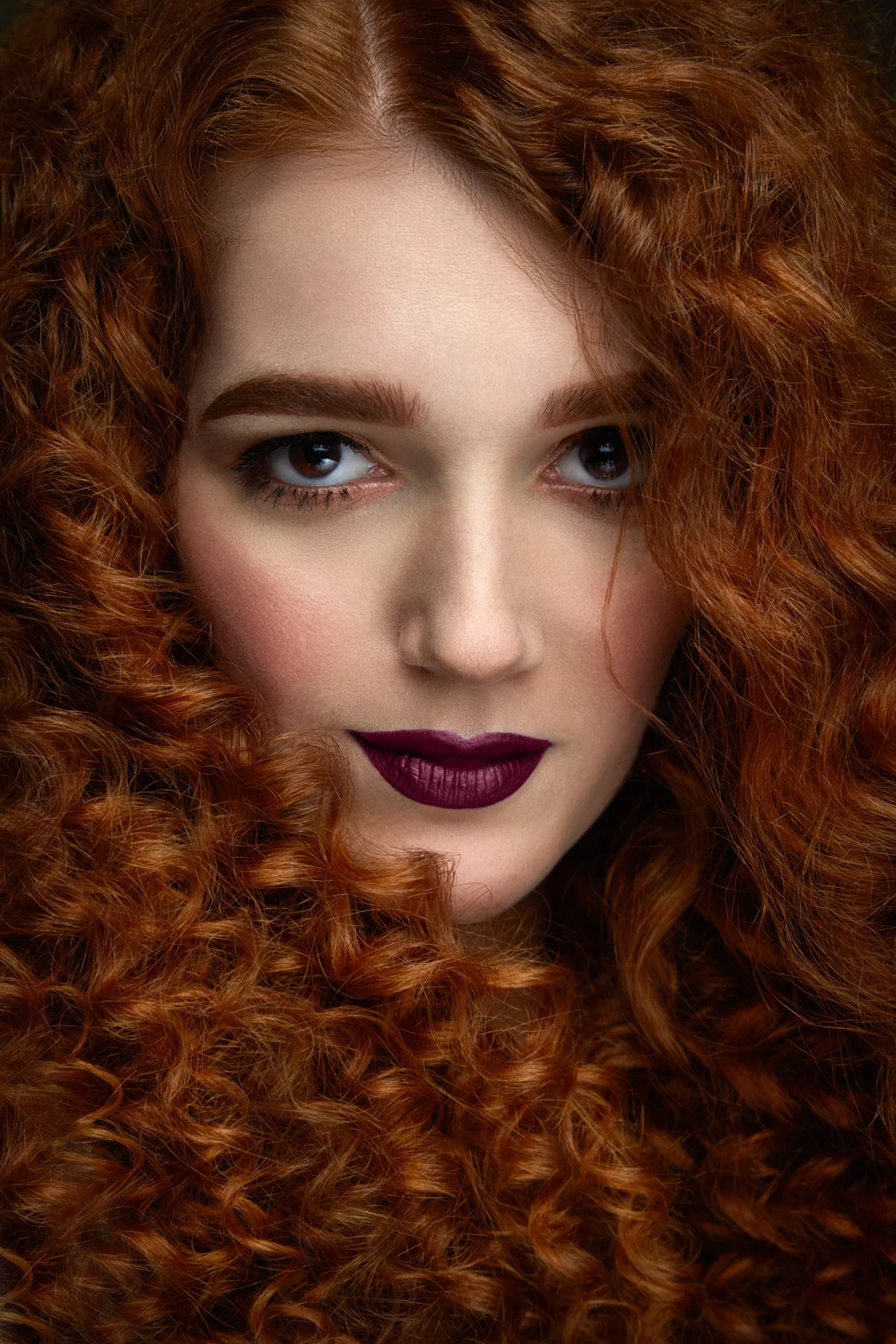 Ein unverwechselbarer Beauty-Look mit Lippenstift und Wellen von JUDITH MUAH.