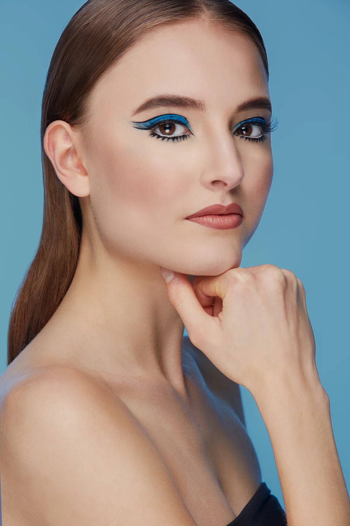 Farbige blaue Linie im Beauty-Make-up von JUDITH MUAH.