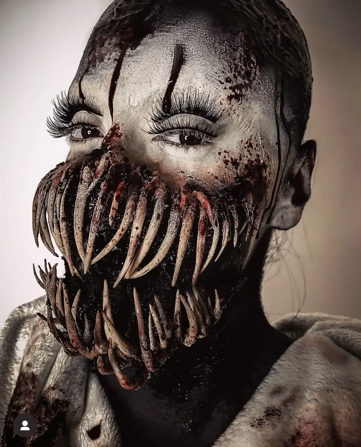 Vorführung von kreativem Halloween- und Spezialeffekt-Make-up 2.