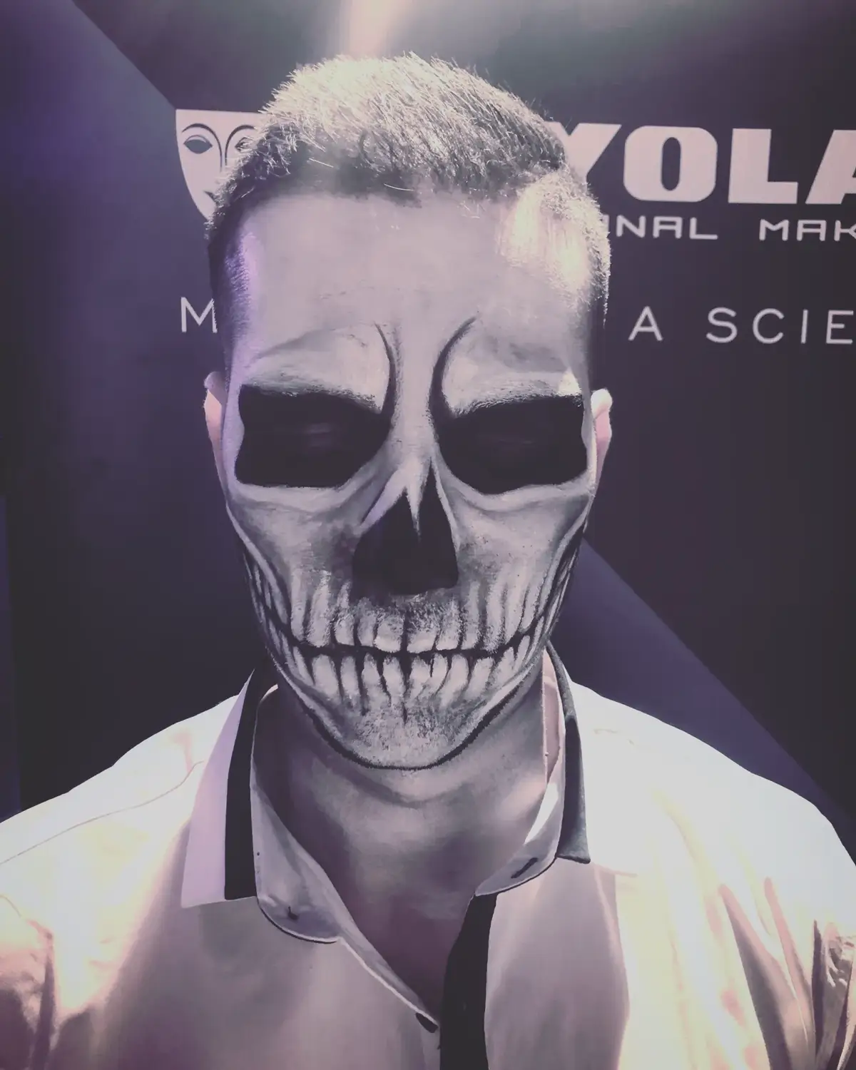 Vorführung von kreativem Halloween- und Spezialeffekt-Make-up 11.