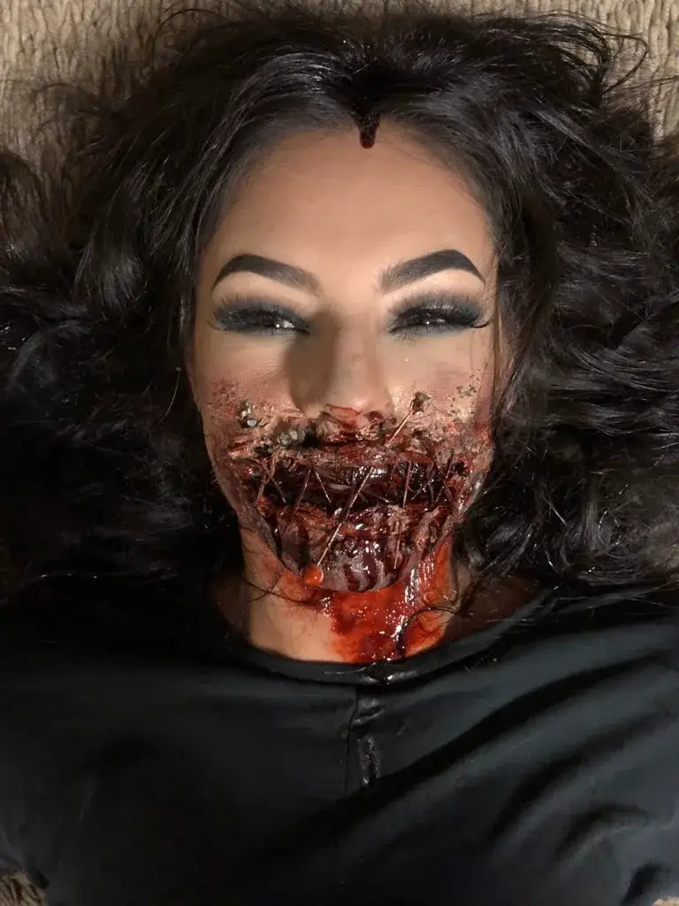Vorführung von kreativem Halloween- und Spezialeffekt-Make-up 13.