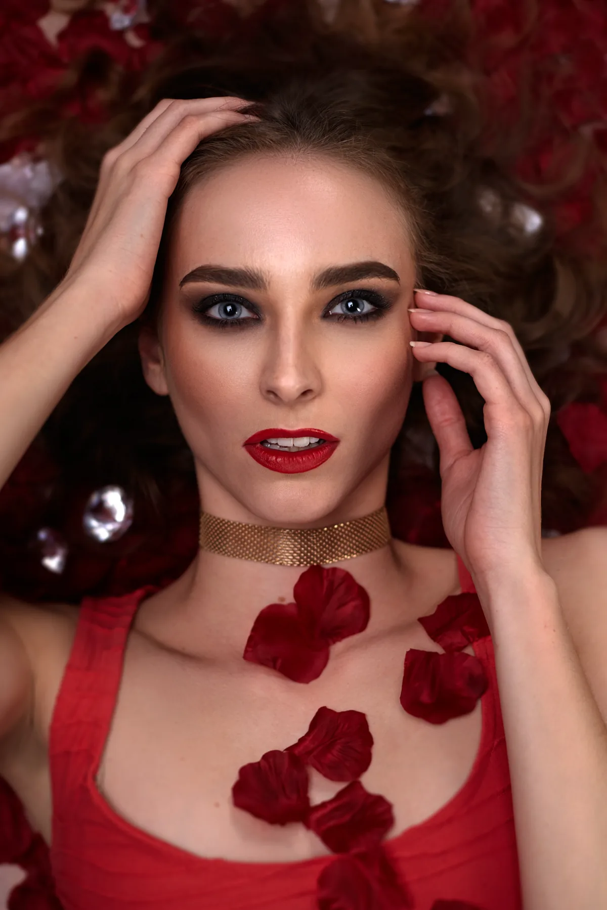 Evening makeup with smoky eyes and red lips.