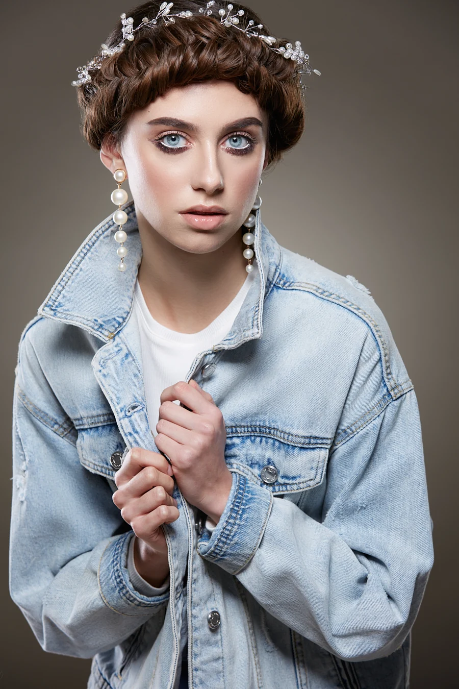 Ausdrucksstärkeres Make-up und eine Kurzhaarfrisur mit redaktionellem Styling.