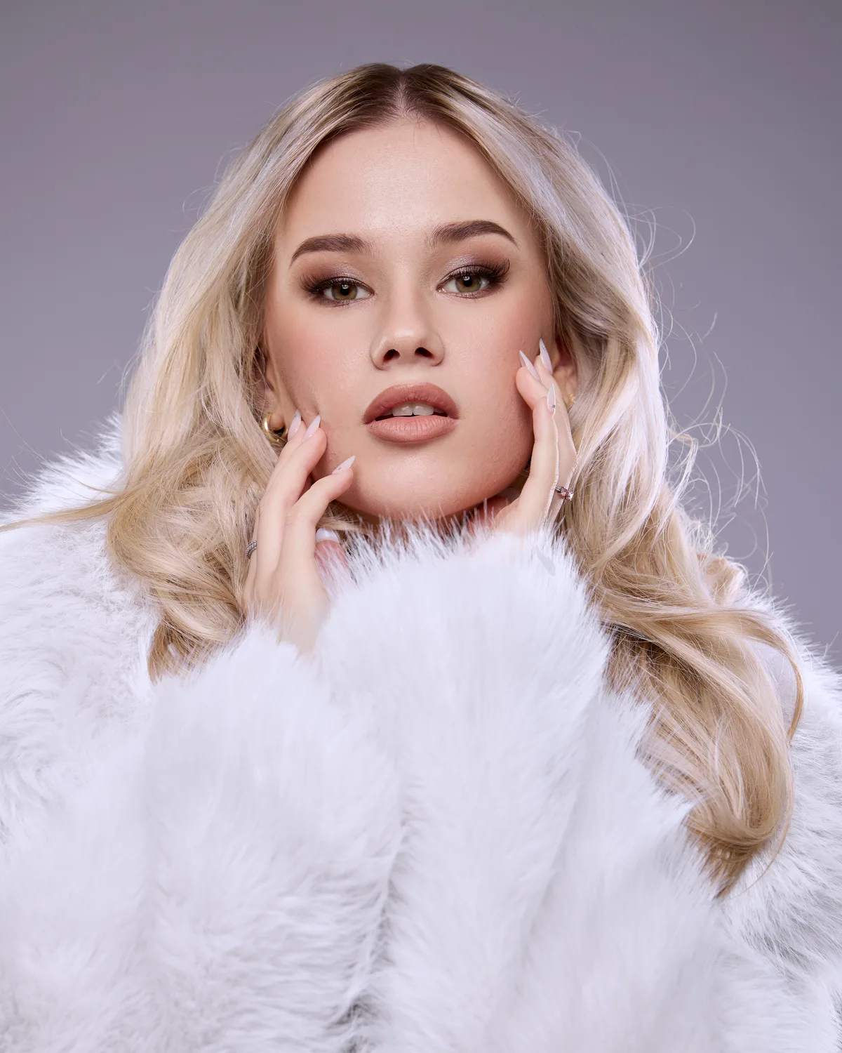 Soft wedding make-up with glowing skin and light waves.